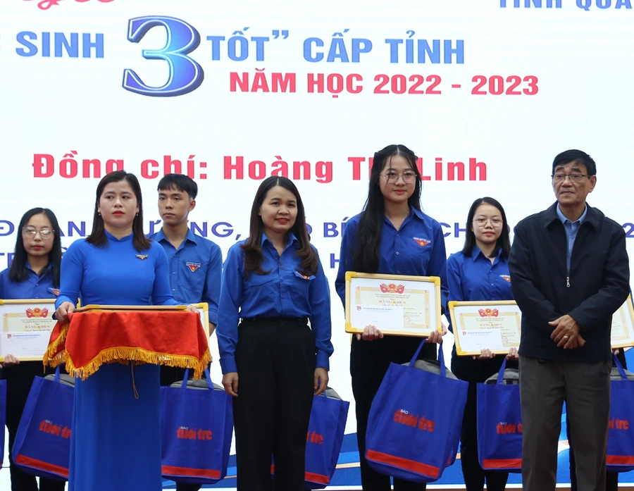 Bà Trần Thị Thu - Bí thư Tỉnh Đoàn và ông Võ Trường Sơn - Phó Trưởng Ban Dân vận Tỉnh ủy tuyên dương học sinh.