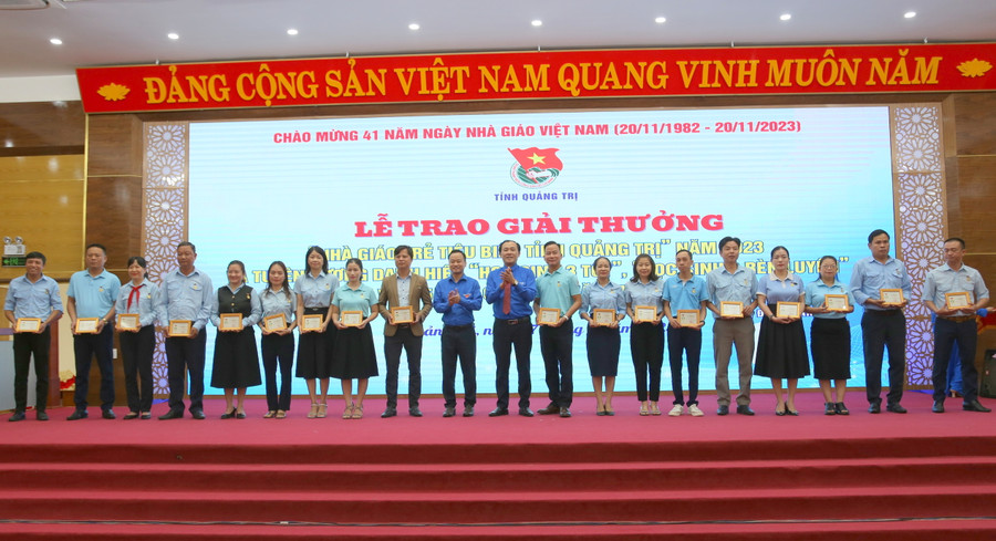 18 giáo viên, Tổng phụ trách Đội; cán bộ làm công tác thiếu nhi được tuyên dương.