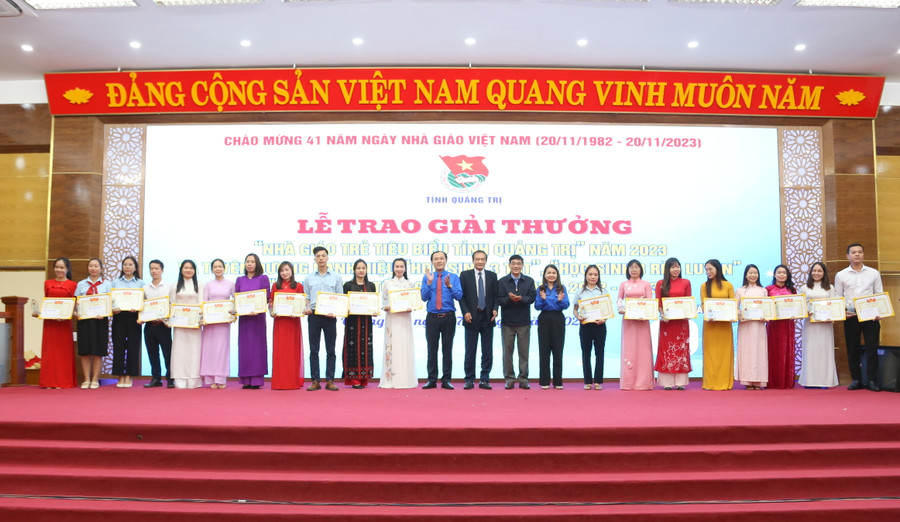 20 nhà giáo trẻ được tuyên dương nhân Kỷ niệm 41 năm ngày Nhà giáo Việt Nam.