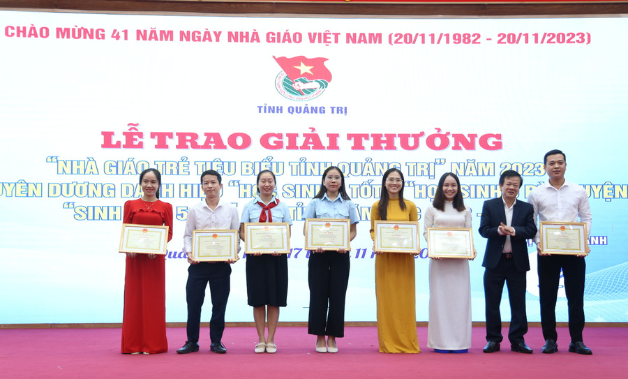 Ông Phan Hữu Huyện - Phó Giám đốc Sở Giáo dục và Đào tạo Quảng Trị tặng Giấy khen của Giám đốc Sở cho 7 nhà giáo.
