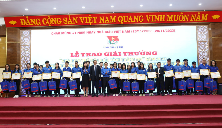 45 học sinh, sinh viên nhận danh hiệu “Học sinh 3 tốt”, “Học sinh 3 rèn luyện”, “Sinh viên 5 tốt”.