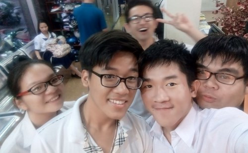 Hoàng Hữu Quốc Huy chụp ảnh cùng các bạn Hoàng Hữu Quốc Huy chụp ảnh cùng các bạn