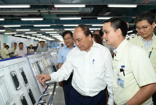 Thủ tướng Nguyễn Xuân Phúc tham quan khu nghiên cứu và phát trển của Nhà máy Samsung