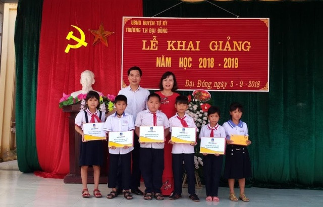 Trao quà cho HS Trường tiểu học Đại Đồng, Tứ Kỳ, Hải Dương Trao quà cho HS Trường tiểu học Đại Đồng, Tứ Kỳ, Hải Dương