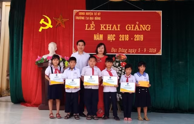 Trao quà cho HS Trường tiểu học Đại Đồng, Tứ Kỳ, Hải Dương