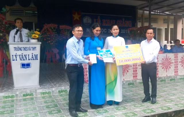Quà cho Trường THCS và THPT Lý Văn Lâm, Cà Mau