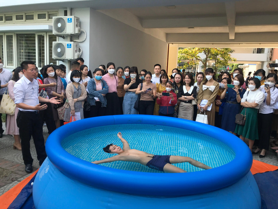 Chuyên gia của Viện Khoa học an toàn Việt Nam hướng dẫn kỹ năng cơ bản để nổi trên mặt nước. Chuyên gia của Viện Khoa học an toàn Việt Nam hướng dẫn kỹ năng cơ bản để nổi trên mặt nước.