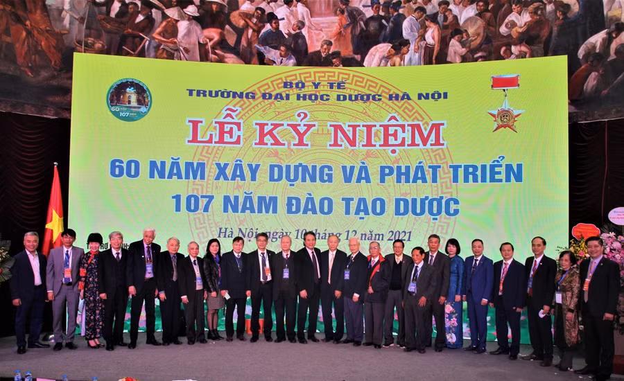 Lãnh đạo, cán bộ, giảng viên nhà trường qua các thời kỳ