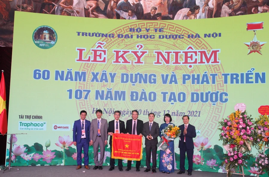 Đón nhận Cờ thi đua của Thủ tướng Chính phủ trao tặng cho nhà trường.