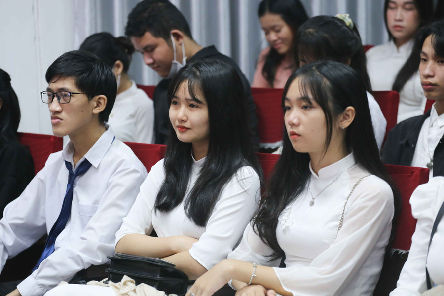 Tân sinh viên Đại học Huế trong ngày nhập học.