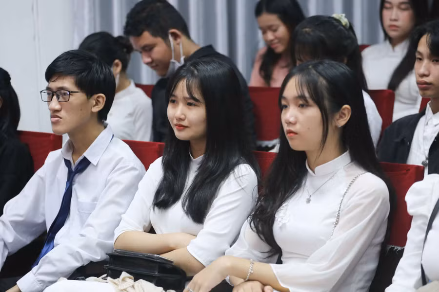 Tân sinh viên Đại học Huế trong ngày nhập học.