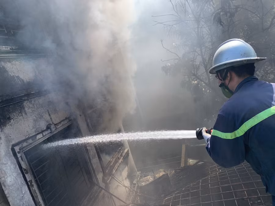 Đám cháy lớn vào buổi trưa đã khiến nhiều người dân hốt hoảng.