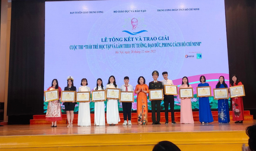 Thứ trưởng Bộ GD&amp;ĐT Ngô Thị Minh trao bằng khen cho các cá nhân đạt giải Nhì.