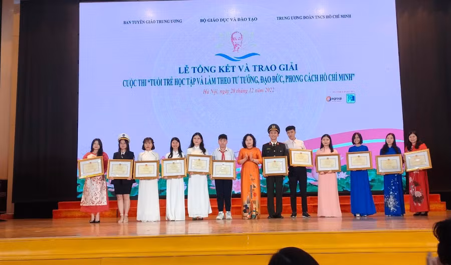 Thứ trưởng Bộ GD&ĐT Ngô Thị Minh trao bằng khen cho các cá nhân đạt giải Nhì. Thứ trưởng Bộ GD&ĐT Ngô Thị Minh trao bằng khen cho các cá nhân đạt giải Nhì.