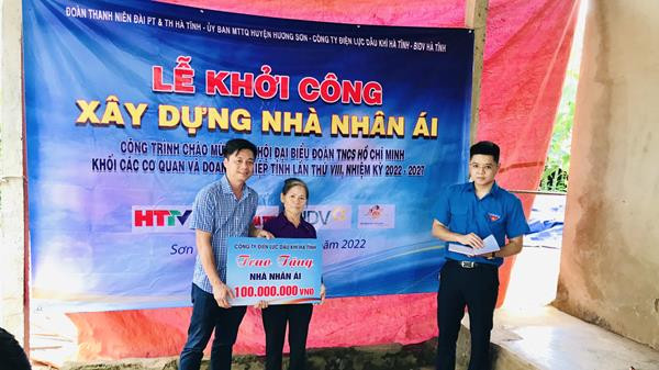 Đại diện Công ty Điện lực Dầu khí trao biểu trưng 100 triệu đồng hỗ trợ xây nhà nhân ái tại huyện Hương Sơn (Hà Tĩnh). Đại diện Công ty Điện lực Dầu khí trao biểu trưng 100 triệu đồng hỗ trợ xây nhà nhân ái tại huyện Hương Sơn (Hà Tĩnh).