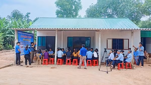 Công ty Điện lực Dầu khí Hà Tĩnh phối hợp bàn giao nhà nhân ái