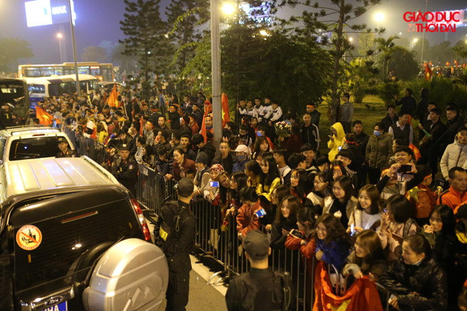 Rất nhiều CĐV đã chờ đợi đón đoàn từ 14h chiều hôm nay. Rất nhiều CĐV đã chờ đợi đón đoàn từ 14h chiều hôm nay.