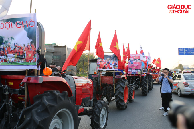 Có mặt tại trước cổng sân bay Nội Bài, hơn chục chiếc xe máy cày diễu hành quanh trục đường để tạo không khí náo nhiệt. Bên cạnh đó, nhiều CĐV khác tạo thành từng nhóm nhỏ, cùng nhau đánh trống, khua chiêng để chào đón Đoàn thể thao Việt Nam về nước.
