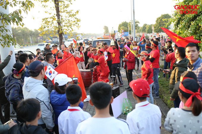 Hàng nghìn CĐV và người nhà các VĐV tham dự SEA Games 30 đã có mặt tại cổng sân bay Nội Bài từ sớm để đón đoàn.