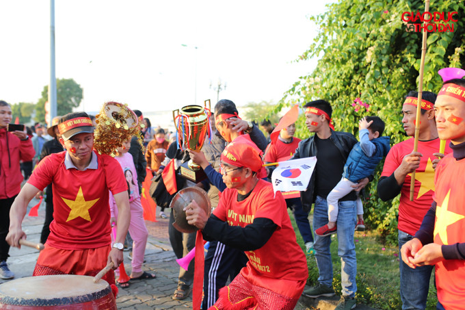 Không khí tưng bừng không kém thời điểm đón U23 Việt Nam trở về sau khi giành ngôi vị Á quân chung kết 23 Châu Á.