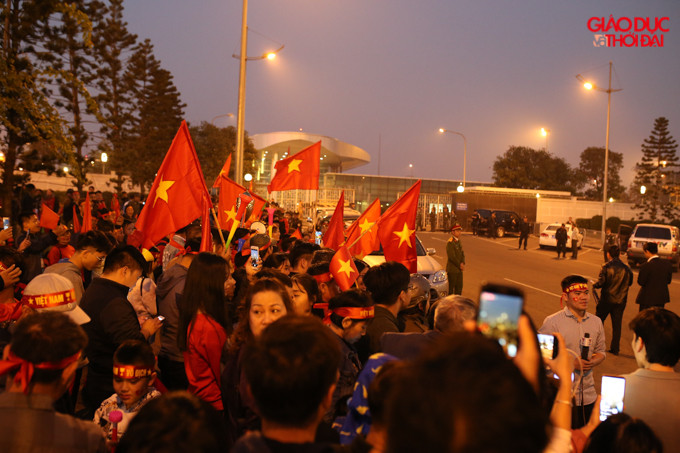 Càng đến gần giờ Đoàn thể thao Việt Nam hạ cánh xuống sân bay Nôi Bài, lượng người đổ về càng đông.
