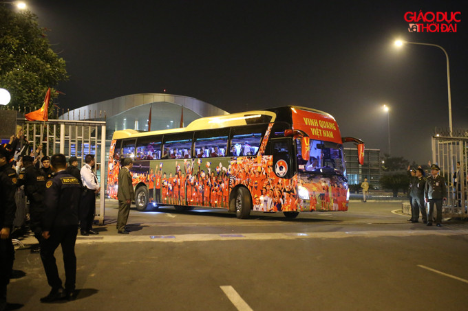 19h20 xe chở đoàn Thể thao Việt Nam ra khỏi cổng sân bay. 19h20 xe chở đoàn Thể thao Việt Nam ra khỏi cổng sân bay.