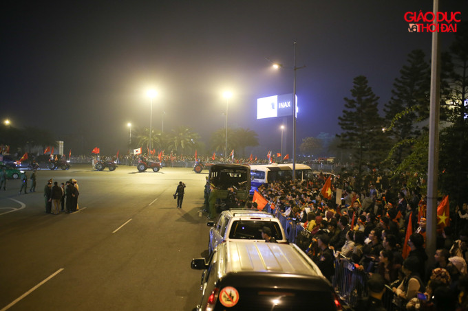 Những đoàn xe mang cờ, trống tuần hành bên ngoài. Những đoàn xe mang cờ, trống tuần hành bên ngoài.