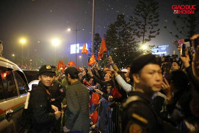 Các cầu thủ xuống sân bay rồi ngay lập tức lên xe để di chuyển đến Văn phòng Chính phủ. Người hâm mộ chỉ có thể vẫy chào các anh, chị qua cửa kính ô tô. Các cầu thủ xuống sân bay rồi ngay lập tức lên xe để di chuyển đến Văn phòng Chính phủ. Người hâm mộ chỉ có thể vẫy chào các anh, chị qua cửa kính ô tô.