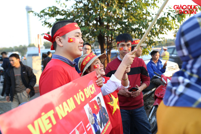 Cờ và khẩu hiệu được rất nhiều CĐV mang theo chờ đợi Đoàn thể thao Việt Nam.