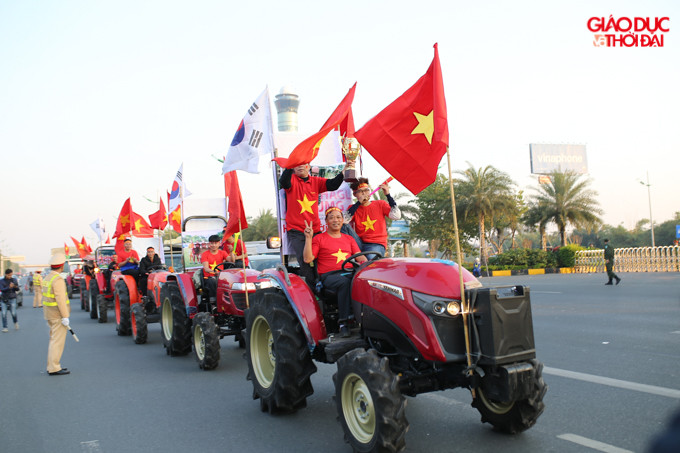 Hàng dài những chiếc máy cày với cờ tạo không khí rất sôi động bên ngoài cổng sân bay Nội Bài.