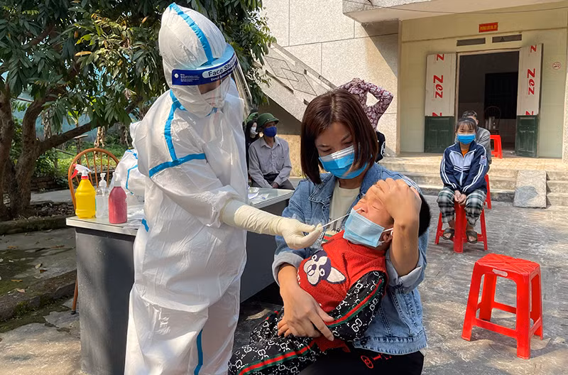 Lấy mẫu xét nghiệm sàng lọc Covid-19 tại Trạm Y tế thị trấn Lai Cách, huyện Cẩm Giàng. Ảnh: internet