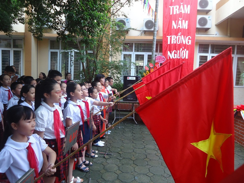 Hát quốc ca ngày khai trường