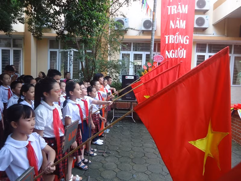 Hát quốc ca ngày khai trường