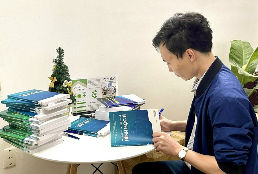 TS Đỗ Viết Tuân xem lại bộ sách của mình làm chủ biên. Ảnh: NVCC TS Đỗ Viết Tuân xem lại bộ sách của mình làm chủ biên. Ảnh: NVCC