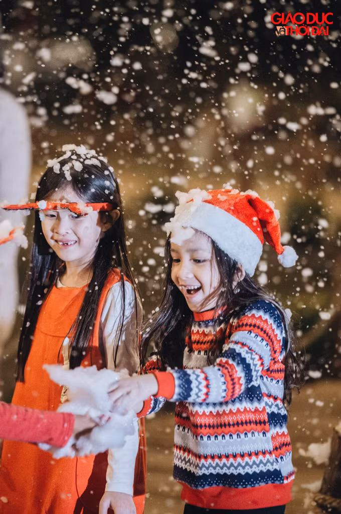 Các bạn trẻ thích thú với không gian ngập tràn tuyết nơi đây.