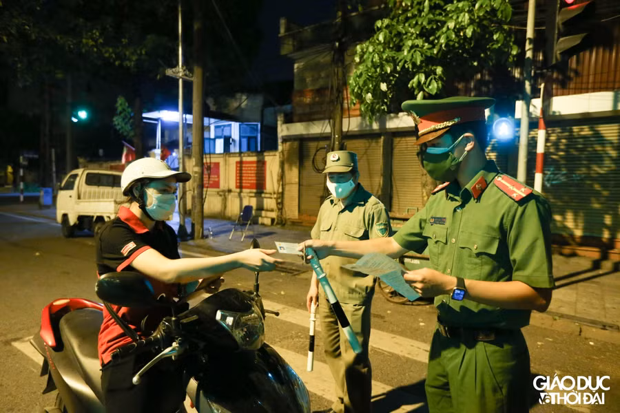 Một chiến sĩ túc trực tại chốt cho biết, vào thời điểm hiện tại những người dân ra đường thường đều phải đầy đủ giấy tờ, một số ít trường hợp không có giấy tờ sẽ bị lực lượng yêu cầu quay trở lại.