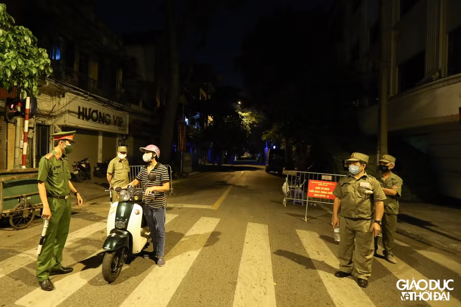 Trắng đêm kiểm soát phòng, chống dịch tại các chốt trong nội thành Hà Nội ảnh 4