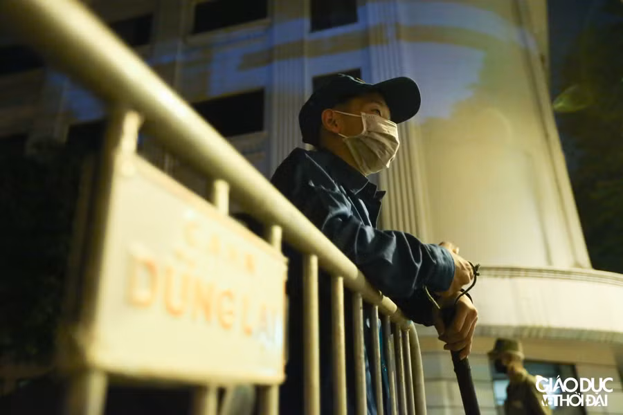 Trắng đêm kiểm soát phòng, chống dịch tại các chốt trong nội thành Hà Nội ảnh 2