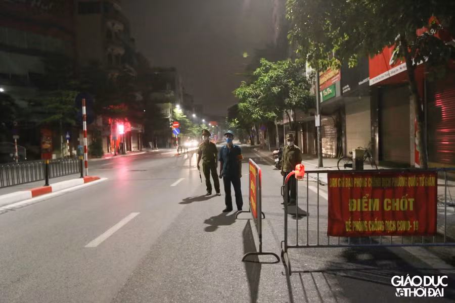 Tại điểm chốt trên đường Tôn Đức Thắng - phường Quốc Tử Giám, lực lượng an ninh tại chốt được chia làm nhiều ca luân phiên nhau 24/24.