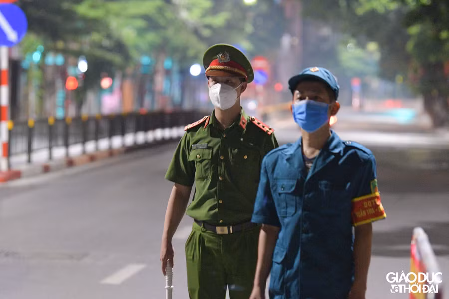 Do chốt được đặt tại vị trí khá tối vào ban đêm, nên ngoài rào chắn lực lượng có lắp thêm đèn báo hiệu để đảm bảo an toàn cho người dân.