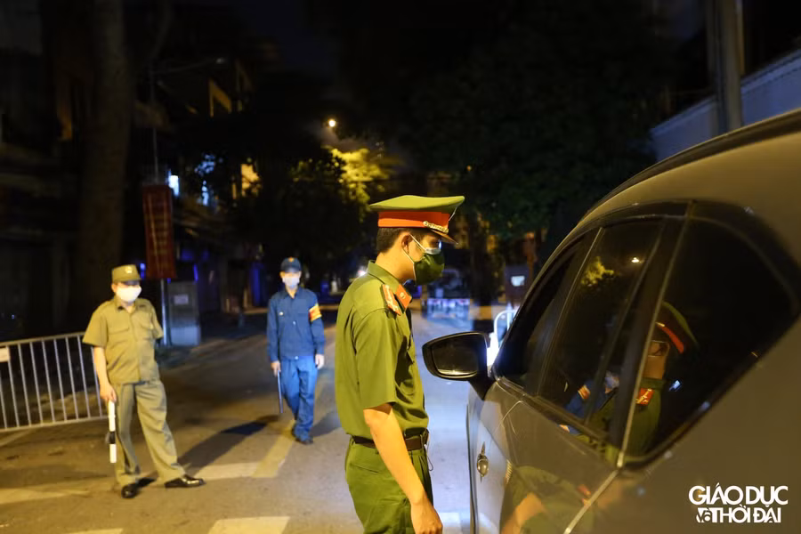 Tất cả các phương tiện đi qua tuyến đường đều phải xuất trình giấy tờ.