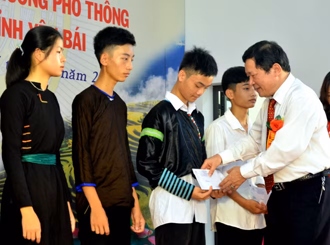 Giám đốc Sở GD&amp;ĐT Vương Văn Bằng trao học bổng khuyến học cho HS