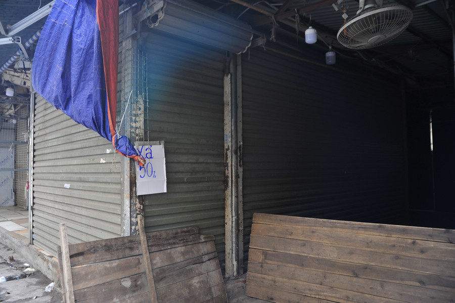 Thay vì âm thanh buôn bán tấp nập, nay chỉ còn tiếng xe đi qua và tiếng sinh hoạt của các cư dân phố Phan Văn Trường.