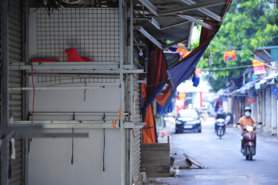 Không tổ chức hoạt động kinh doanh, nhưng lực lượng bảo vệ vẫn phải túc trực 24/7 để đảm bảo an ninh trật tự trong địa bàn chợ.