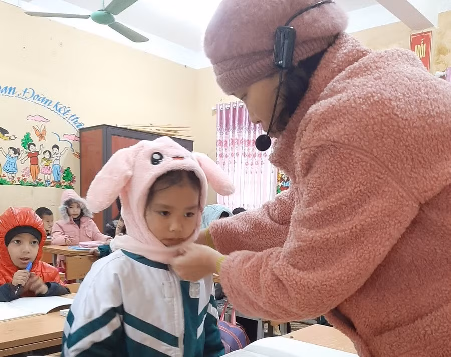 Cô giáo Đinh Thị Hường, Trường TH&amp;THCS Hưng Thịnh quàng khăn ấm cho học trò.