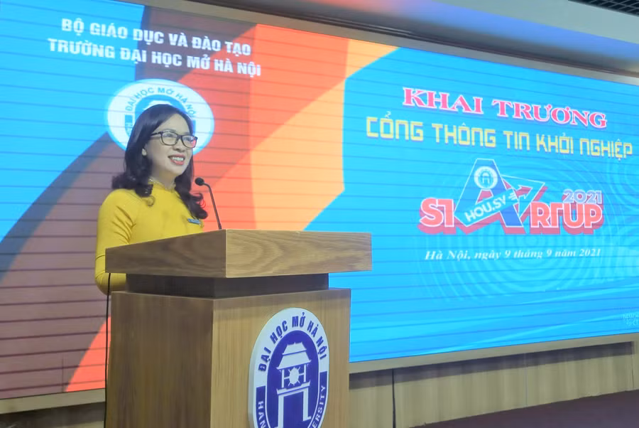 PGS.TS Nguyễn Thị Nhung – Hiệu trưởng Trường ĐH Mở Hà Nội phát biểu khai mạc chương trình