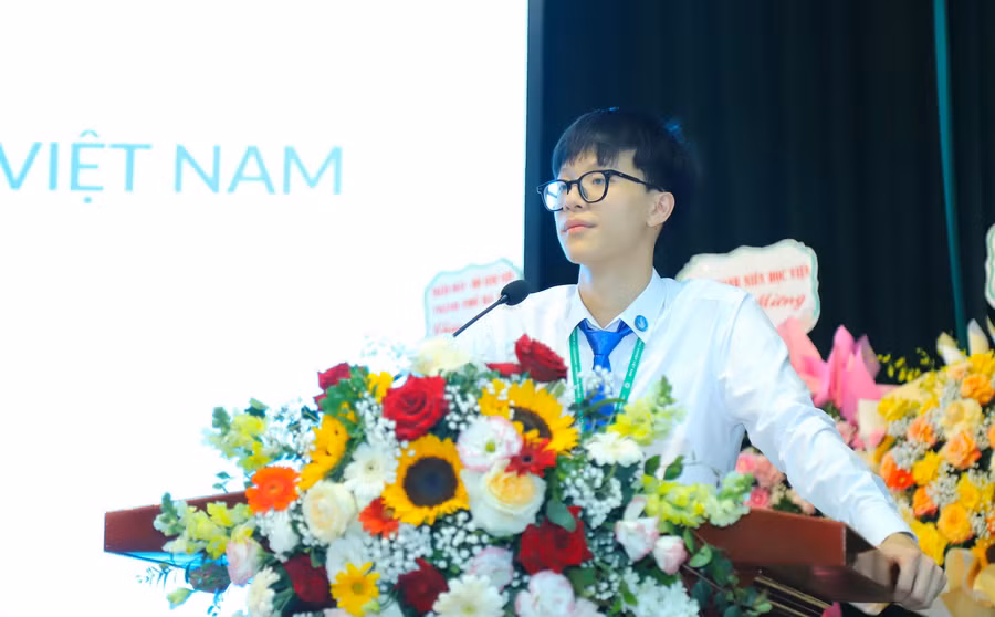 Đồng chí Trần Đức Minh báo cáo tại Đại hội.