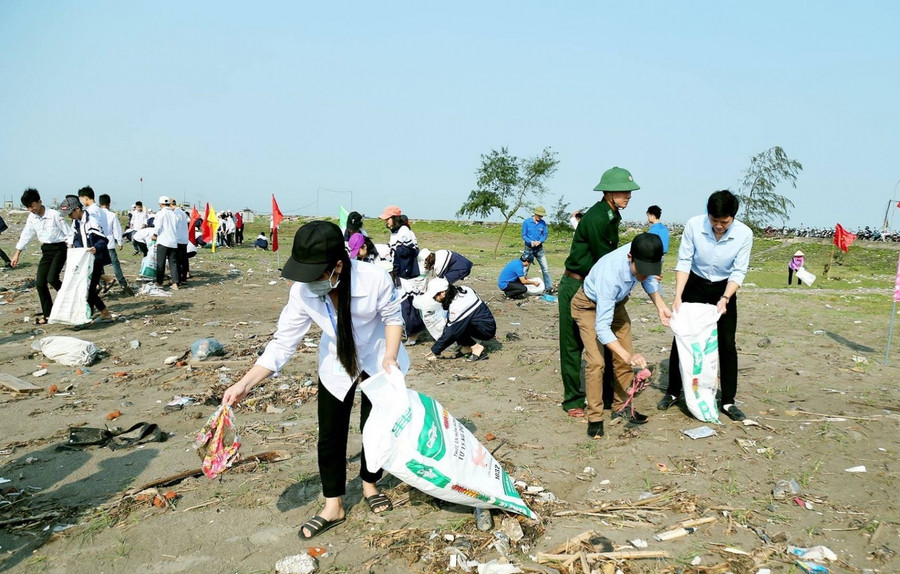 Cùng chung tay làm sạch môi trường biển