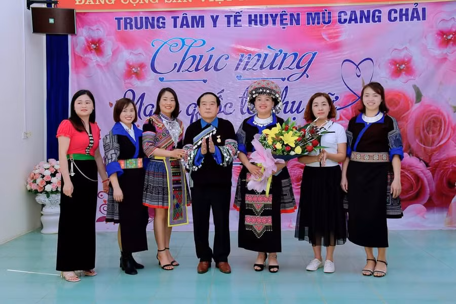Bác sĩ Cứ A Hồng (đứng giữa) và các đồng nghiệp, những người luôn nỗ lực hết mình chăm lo cho sức khỏe đồng bào dân tộc.