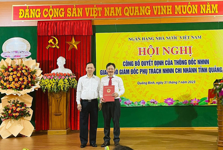 Ông Lương Hải Lưu nhận quyết định phụ trách NHNN chi nhánh Quảng Bình.